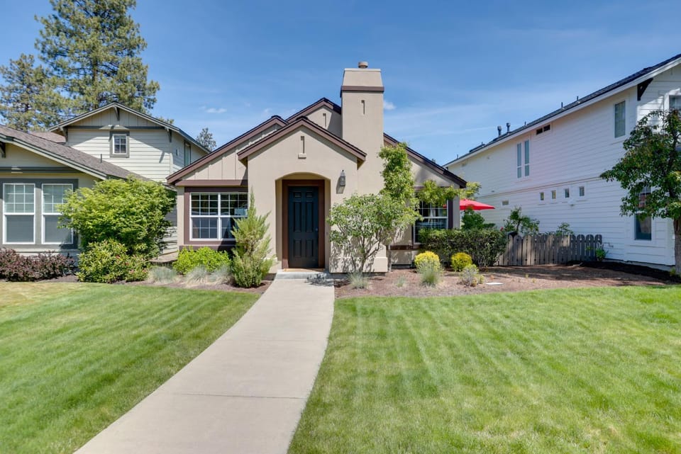 Bend Home: Office, Garage, Parks, Seasonal Pool! House in Bend