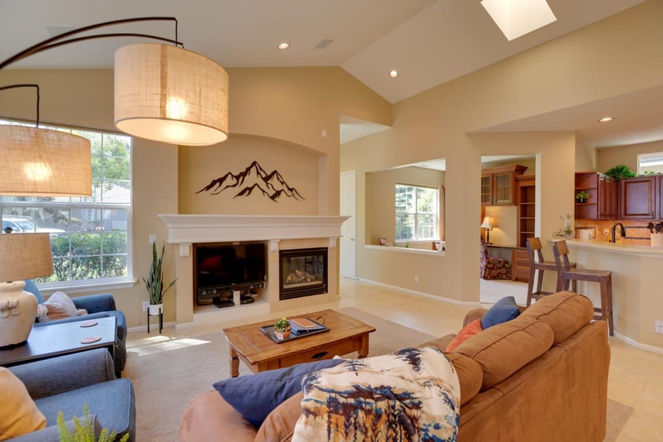 Bend Home: Office, Garage, Parks, Seasonal Pool! House in Bend