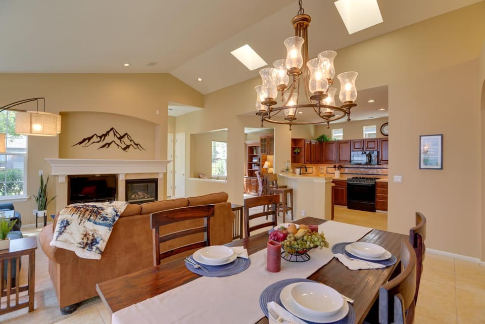 Bend Home: Office, Garage, Parks, Seasonal Pool! House in Bend