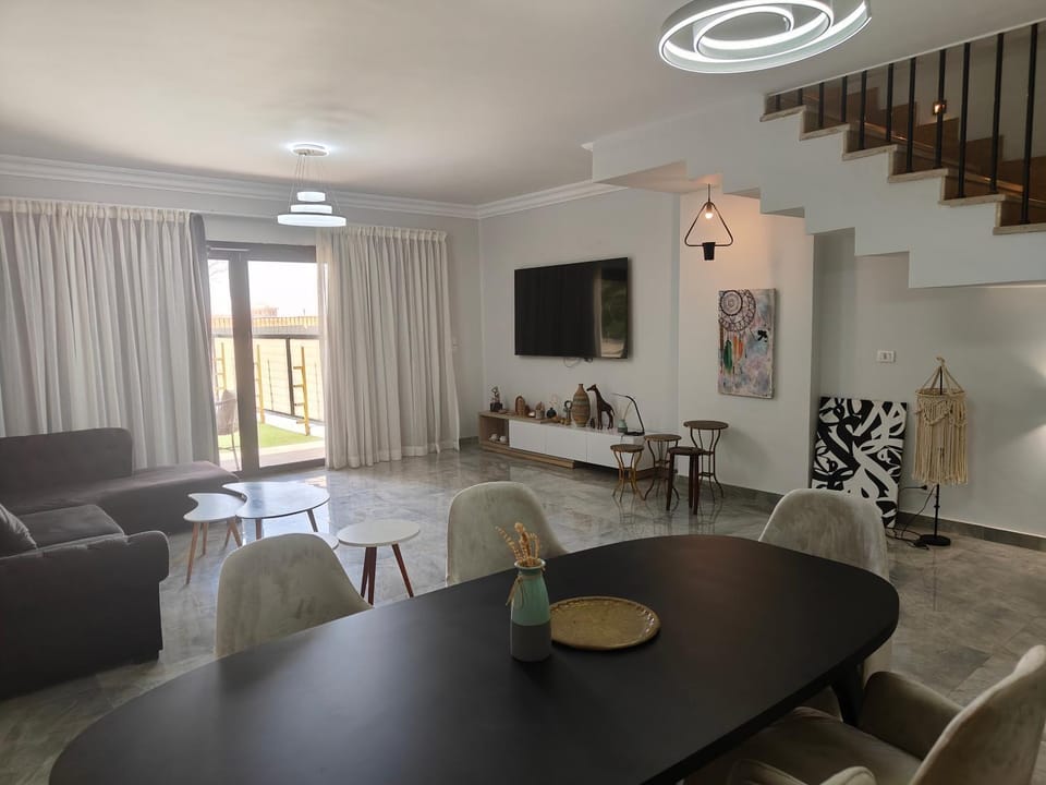 Communal lounge/ TV room, TV and multimedia, Living room, Seating area, Dining area, Evening entertainment