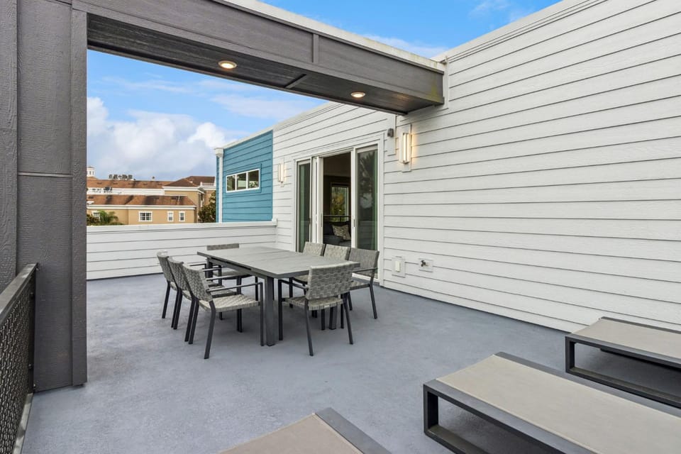 Skyline Luxe Retreat Loft Pool Table & Rooftop Balcony Near Disney House in Osceola County
