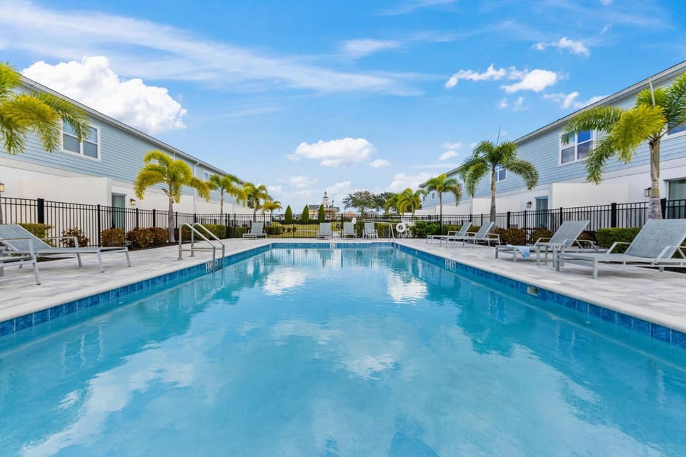 Skyline Luxe Retreat Loft Pool Table & Rooftop Balcony Near Disney House in Four Corners