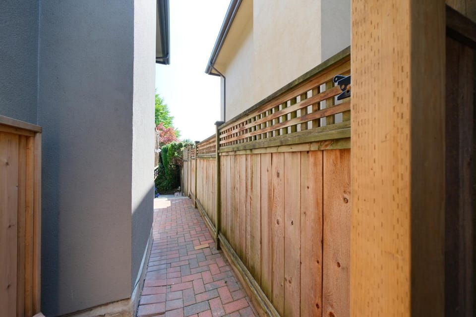 Cozy King Suite Near Ferry & Beach Bed and Breakfast in West Vancouver