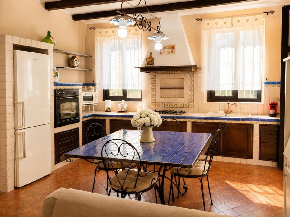 Kitchen or kitchenette, Dining area, oven, stove