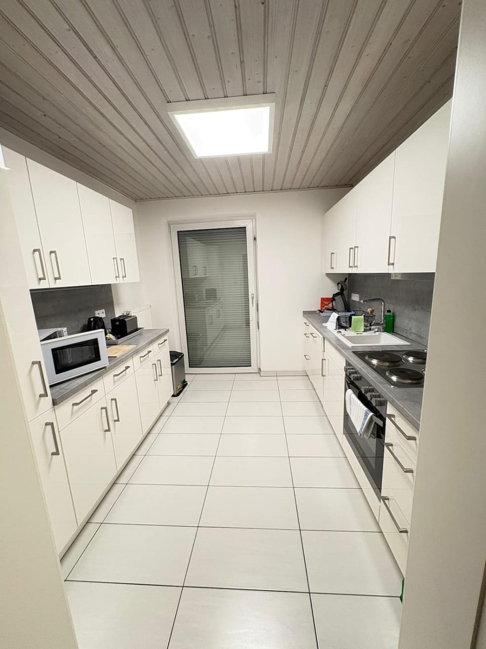 Kitchen or kitchenette, dishwasher, stove