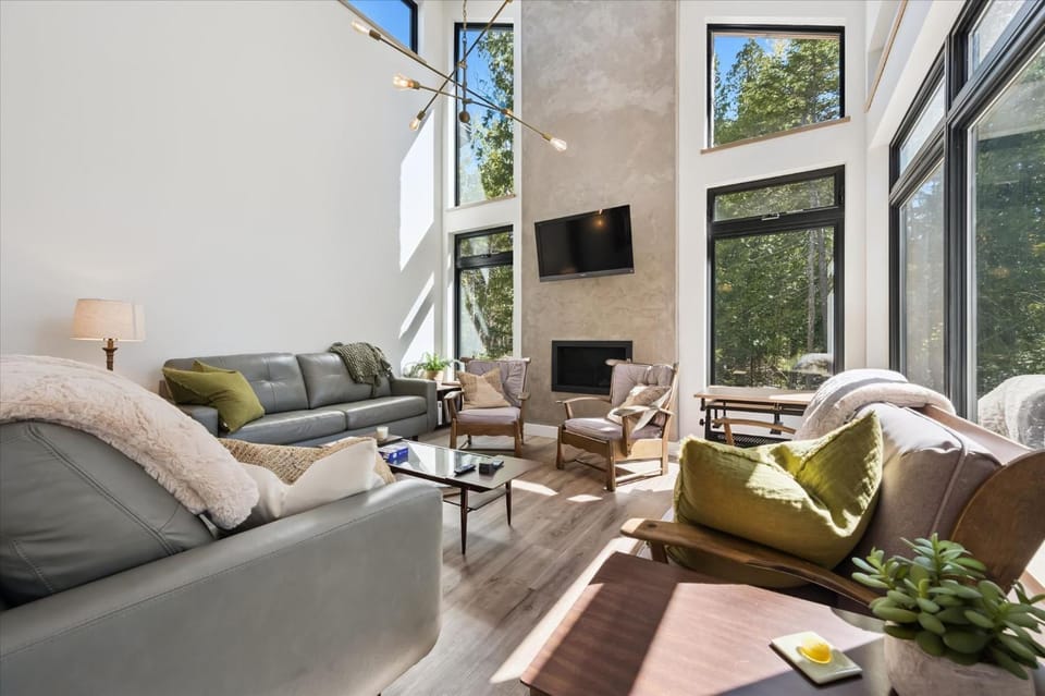 Modern 4-Bedroom Lake Huron AC House in Northern Bruce Peninsula