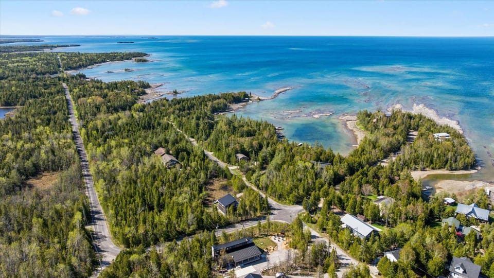Modern 4-Bedroom Lake Huron AC House in Northern Bruce Peninsula