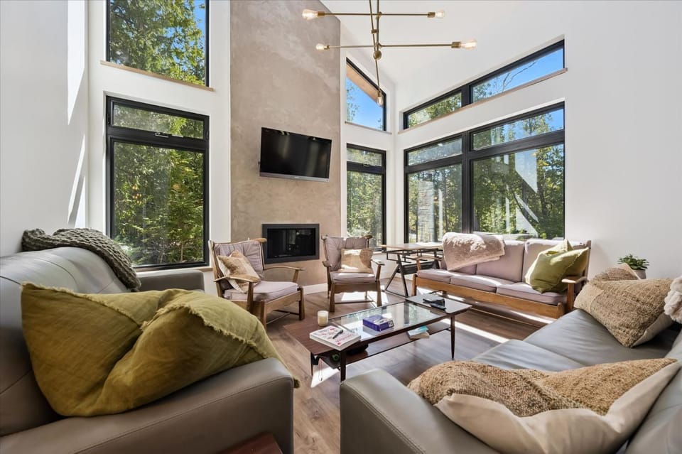 Modern 4-Bedroom Lake Huron AC House in Northern Bruce Peninsula