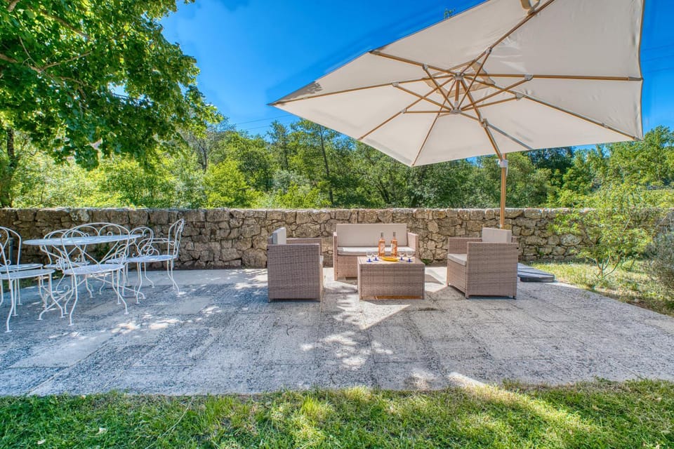 Demeure historique provençale avec Piscine au bord de la Rivière Villa in French Riviera