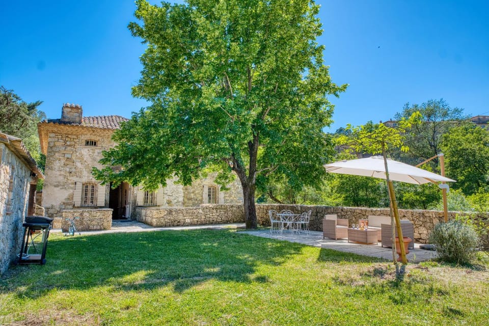 Demeure historique provençale avec Piscine au bord de la Rivière Villa in French Riviera