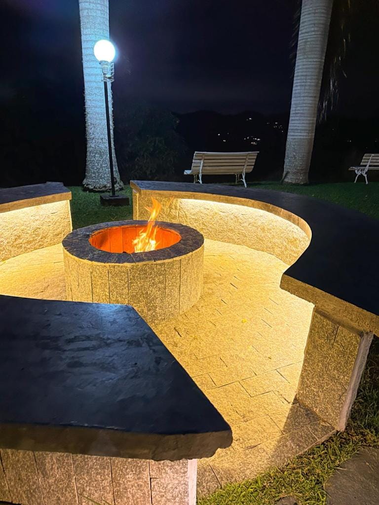 Piscina enorme, lareira e vista surreal da represa House in Sao Jose dos Campos