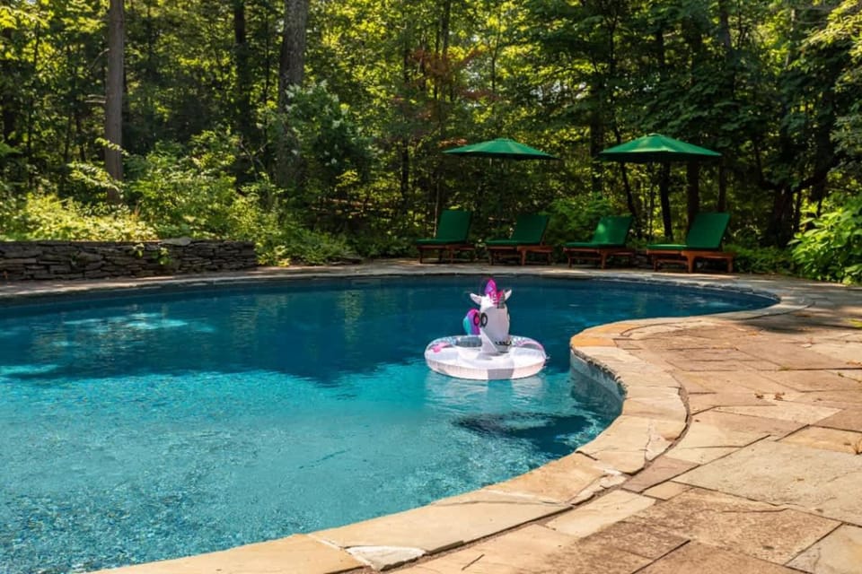 Cardinal Crossing - Stylish & Spacious Hudson Valley Getaway with Heated Saltwater Pool House in Rhinebeck