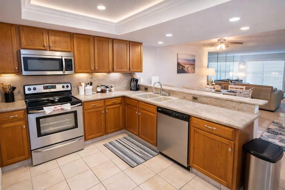 Direct Beachfront Condo-Jacuzzi-Elevator-SPI apts Apartment in South Padre Island