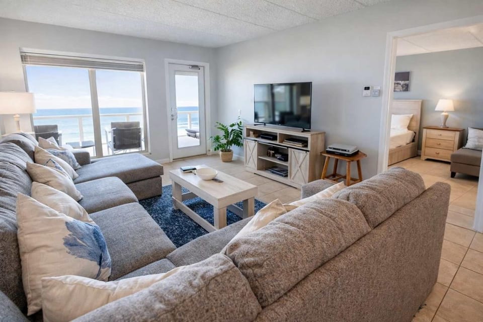 Direct Beachfront Condo-Jacuzzi-Elevator-SPI apts Apartment in South Padre Island