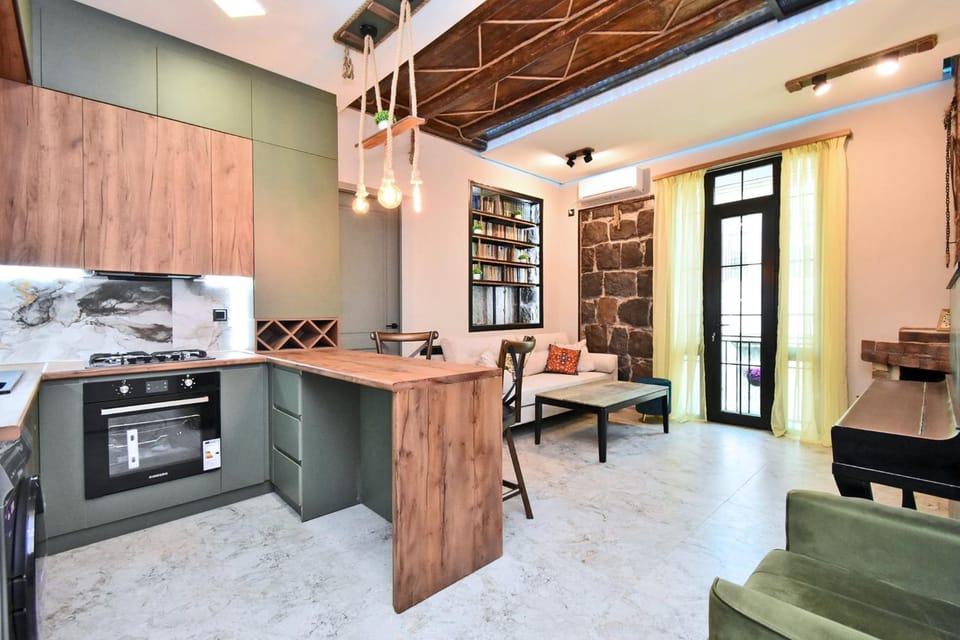 Kitchen or kitchenette, Living room, Seating area, Dining area, stove