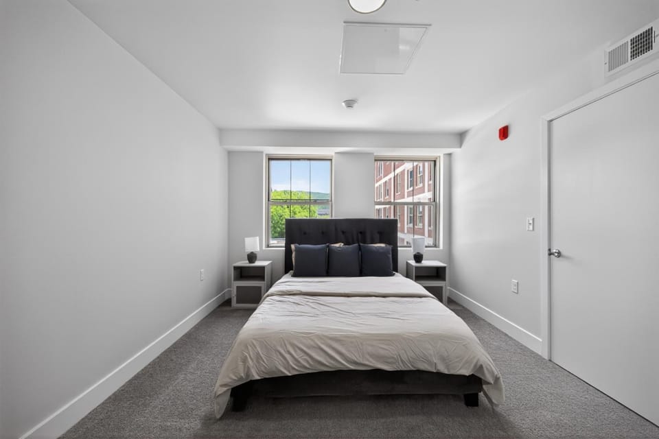 Contemporary 2BR near dining and transit Apartment in Reading