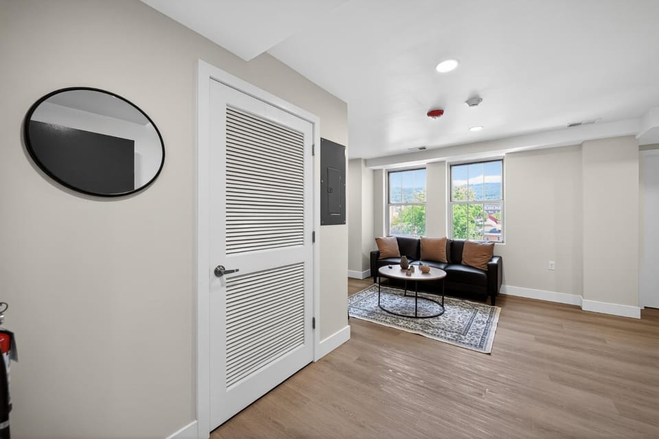 Contemporary 2BR near dining and transit Apartment in Reading