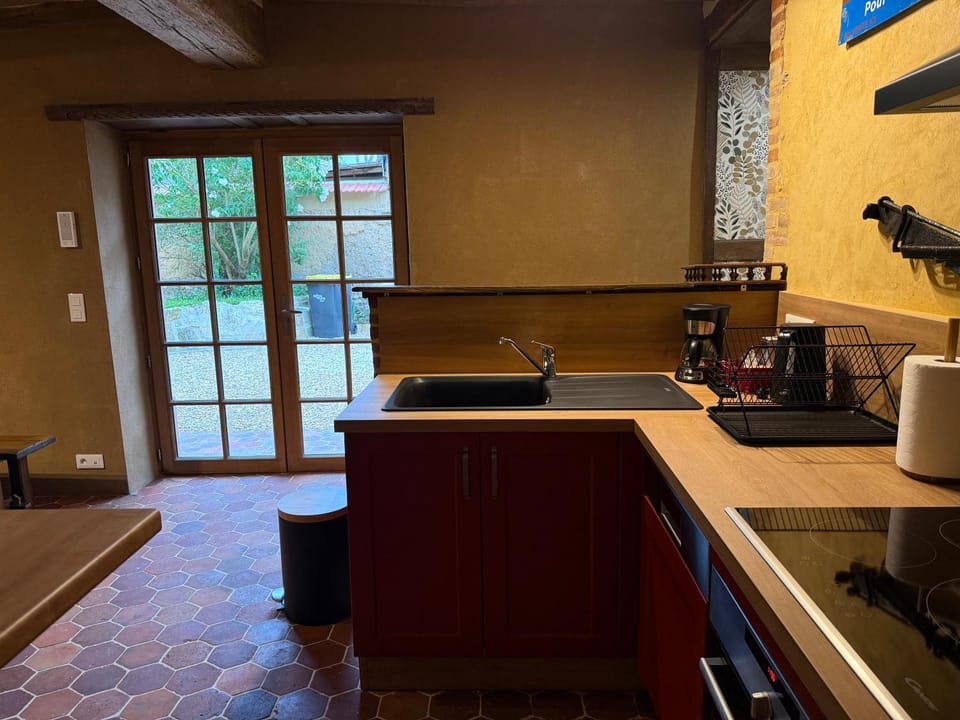 Coffee/tea facilities, Kitchen or kitchenette, stove