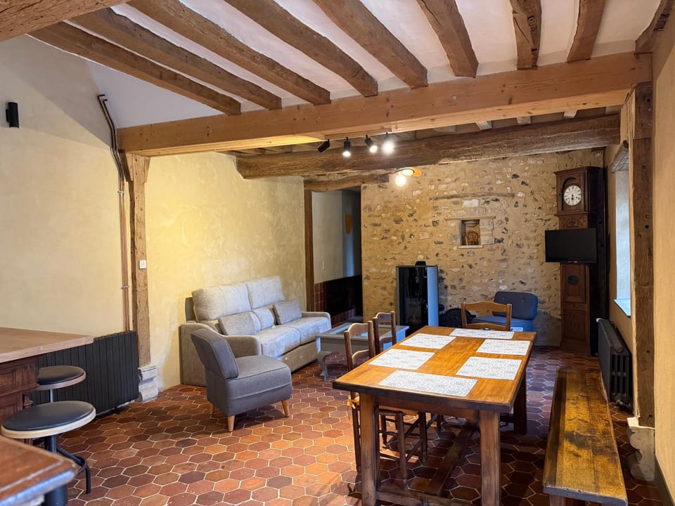 TV and multimedia, Living room, Seating area, Dining area