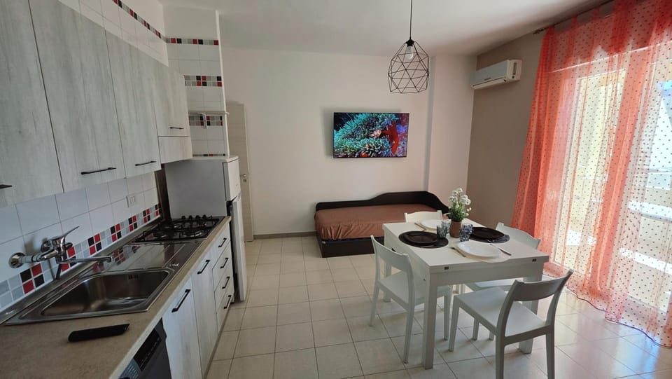 Kitchen or kitchenette, Dining area, air conditioner