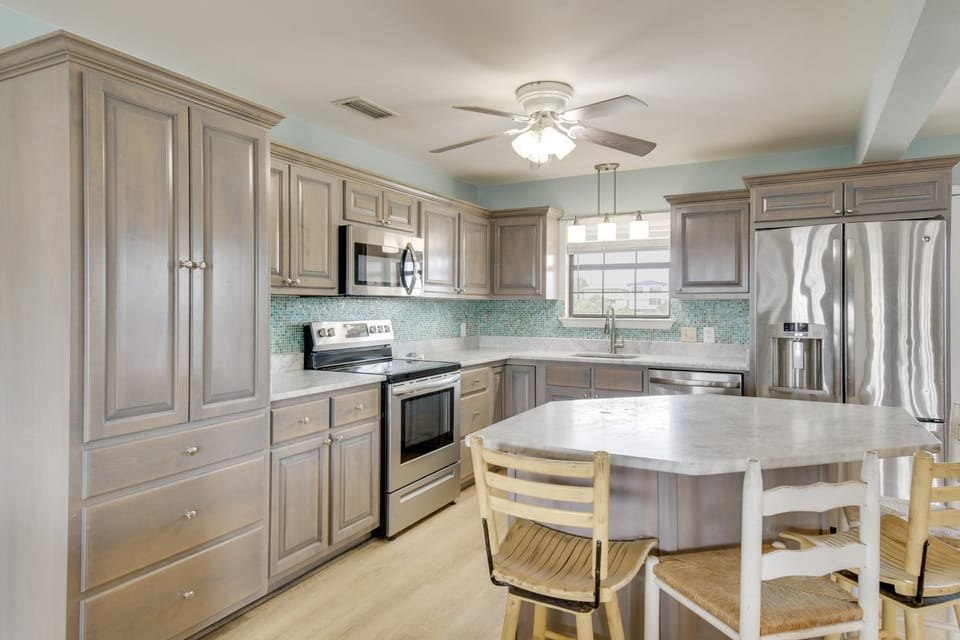 Unwind Poolside, Walk to Beach! Gulf Shores Escape House in West Beach