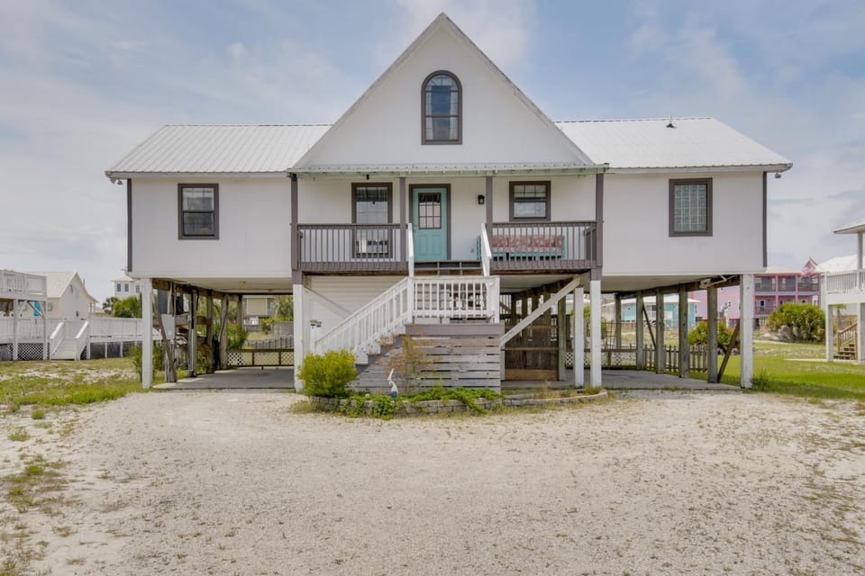 Unwind Poolside, Walk to Beach! Gulf Shores Escape House in West Beach