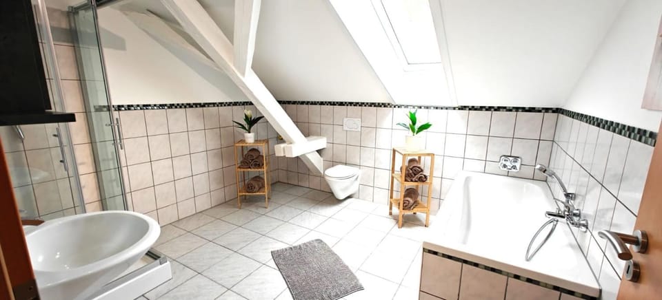 Shower, Toilet, Bathroom, Bath, towels, washing machine