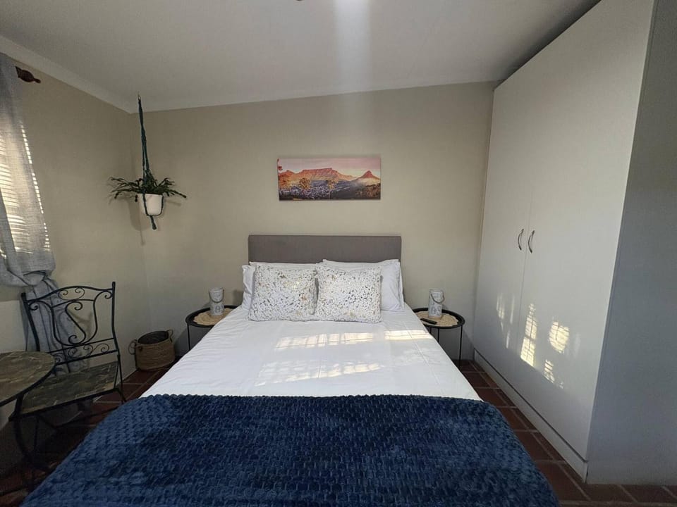 Bed, Decorative detail, Bedroom