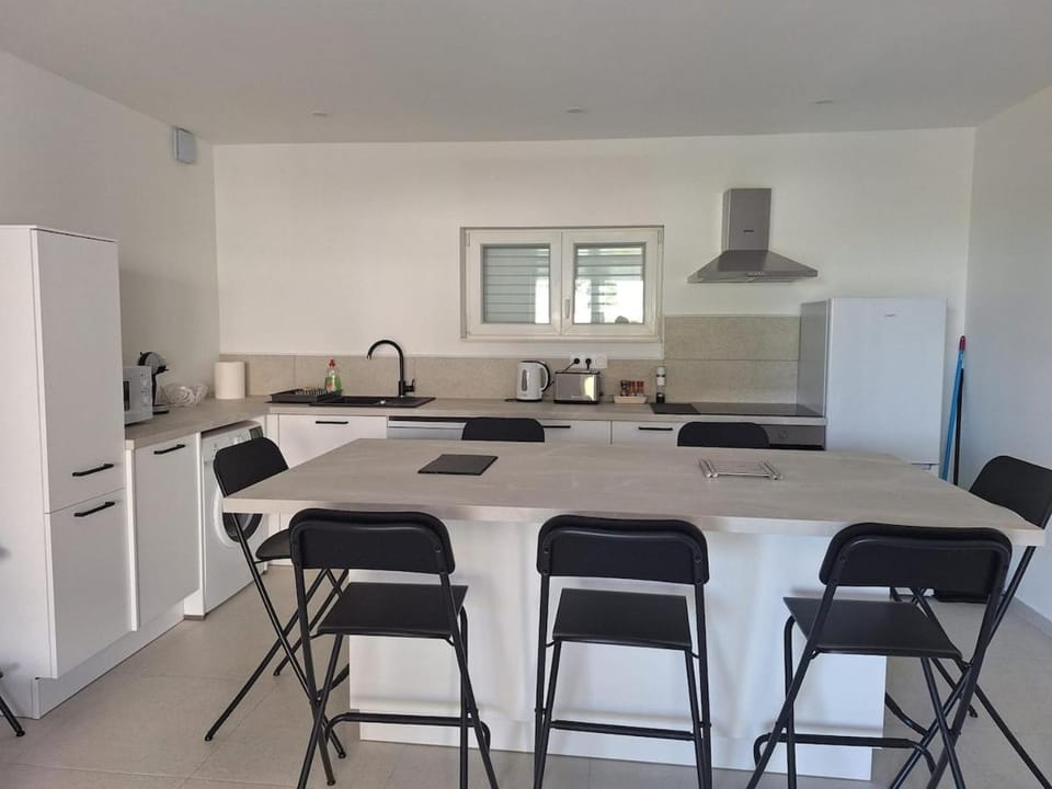 Kitchen or kitchenette, Living room, Seating area, Dining area, stove
