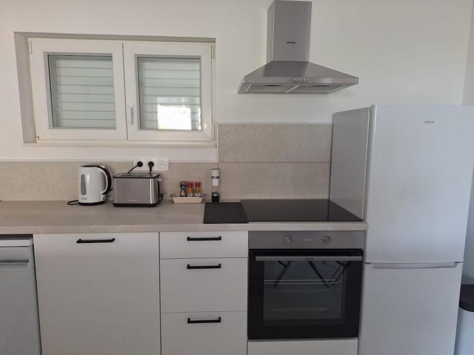Coffee/tea facilities, Kitchen or kitchenette, oven, stove, toaster