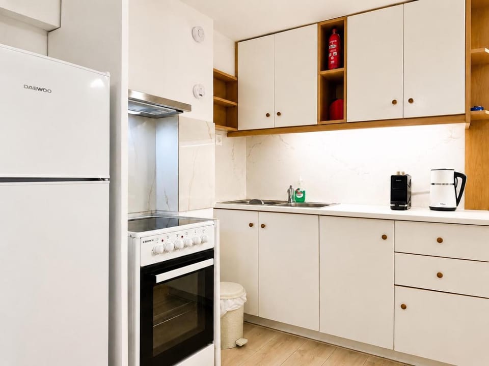 Coffee/tea facilities, Kitchen or kitchenette, dishwasher, oven, stove, toaster