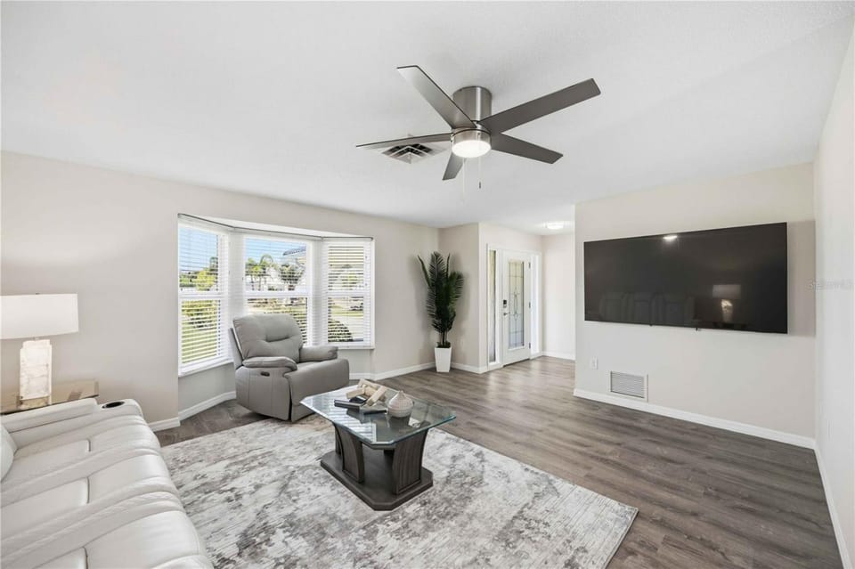 Waterfront beauty in Overbrook Gardens House in Englewood