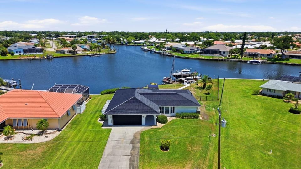 Waterfront beauty in Overbrook Gardens House in Englewood