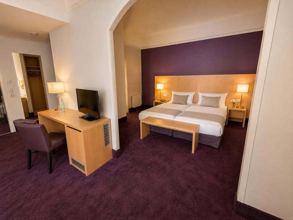 Bed, TV and multimedia, Living room, Photo of the whole room, Seating area, Bedroom