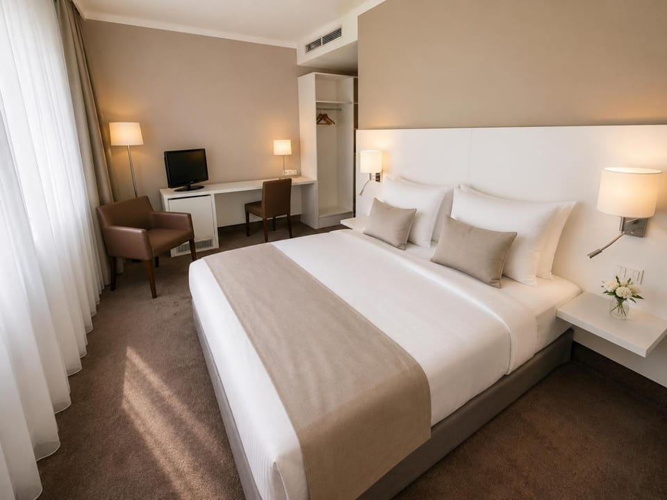 Bed, TV and multimedia, Photo of the whole room, Bedroom