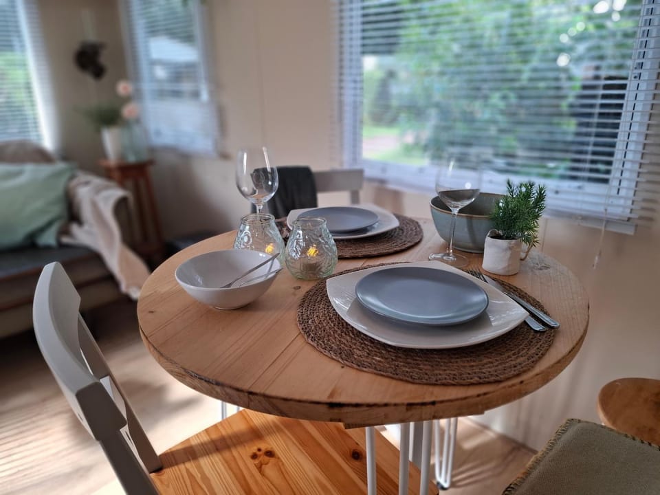 Living room, Food and drinks, Dining area, Food