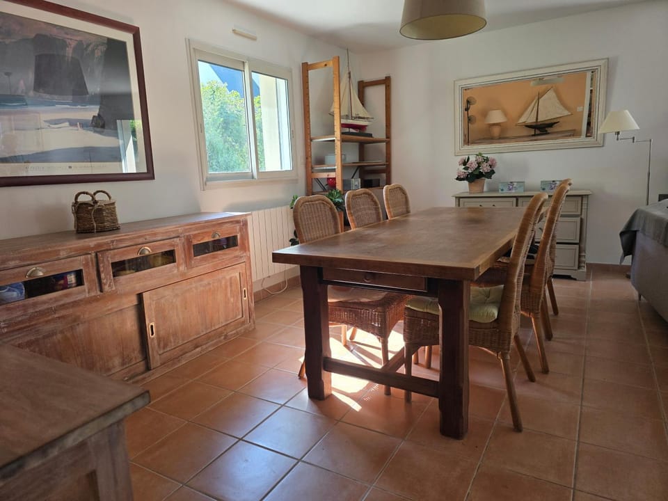 Seating area, Dining area