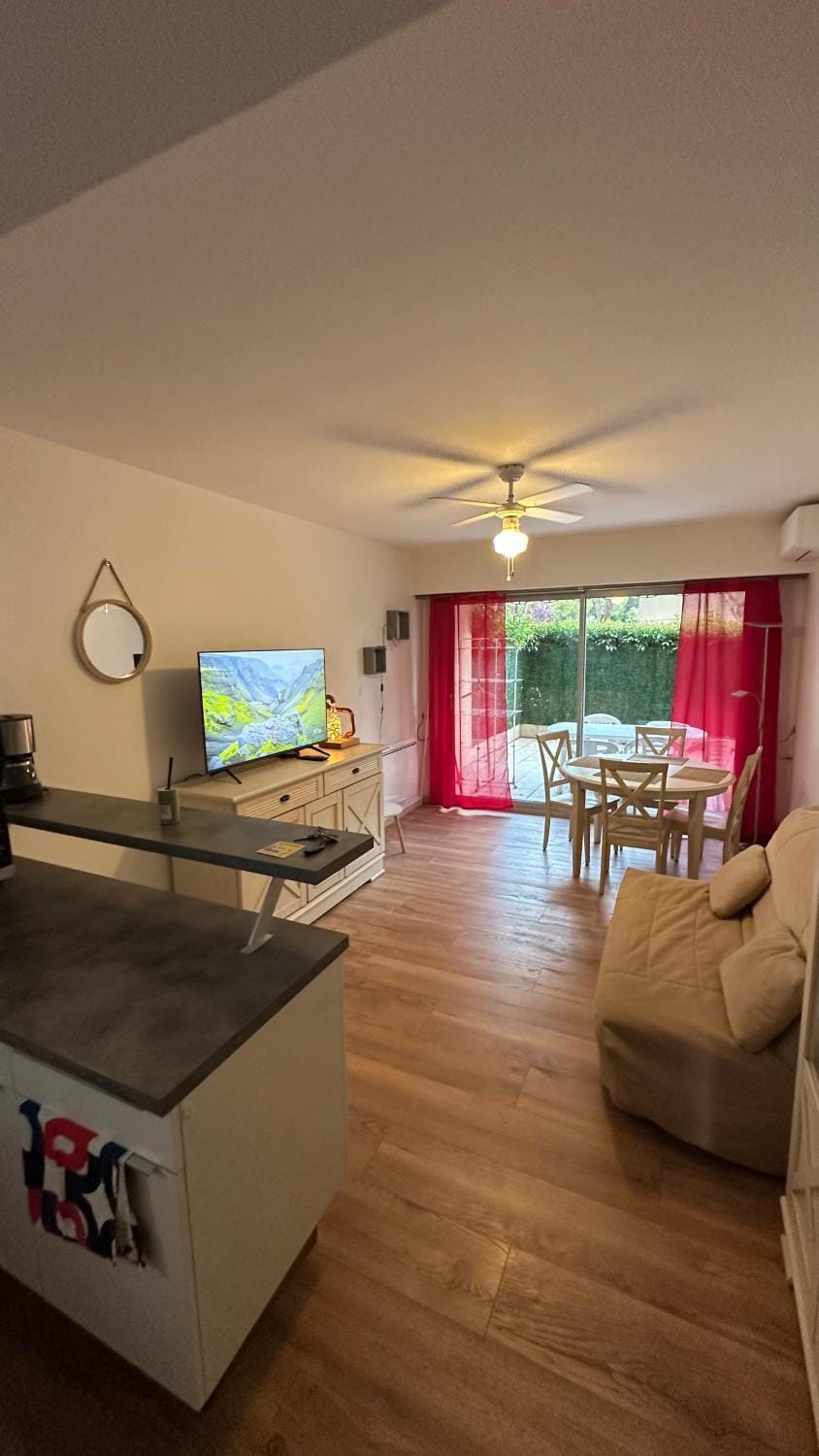 Quiet ground-floor apartment, residence with swimming pool Apartment in Mandelieu-La Napoule