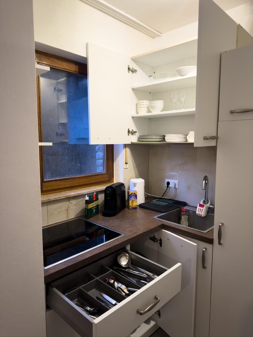 Kitchen or kitchenette, dishwasher, stove