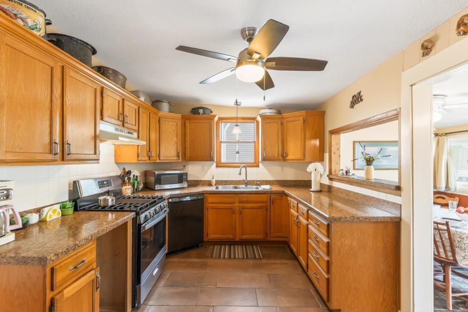 Walk to Parks & Dining: Bonner Springs Home House in Shawnee