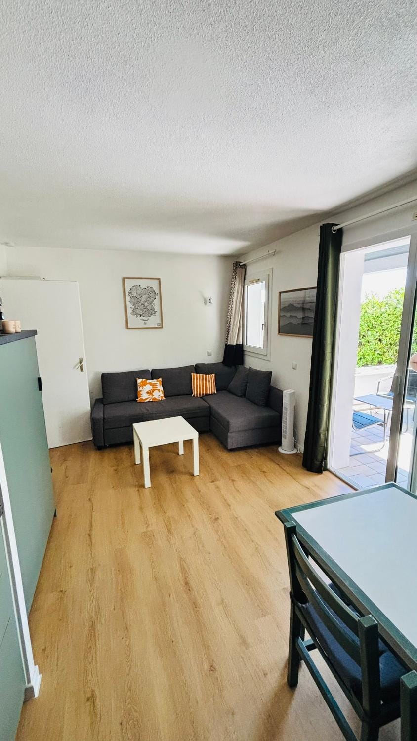 Charmant studio au centre de Guethary, piscine, parking Apartment in Bidart