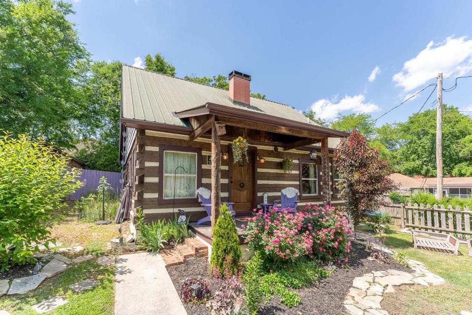 The Magic Cottage- Artsy Escape with Hot Tub & Charm House in Madison