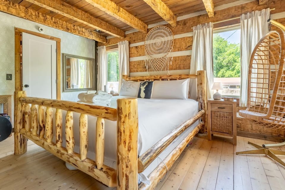 The Magic Cottage- Artsy Escape with Hot Tub & Charm House in Madison