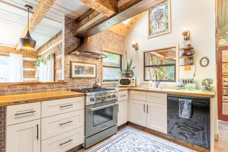 The Magic Cottage- Artsy Escape with Hot Tub & Charm House in Madison