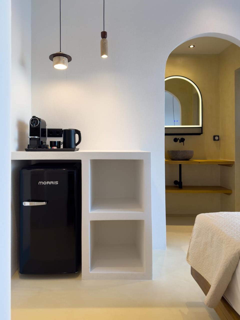 Coffee/tea facilities, locker
