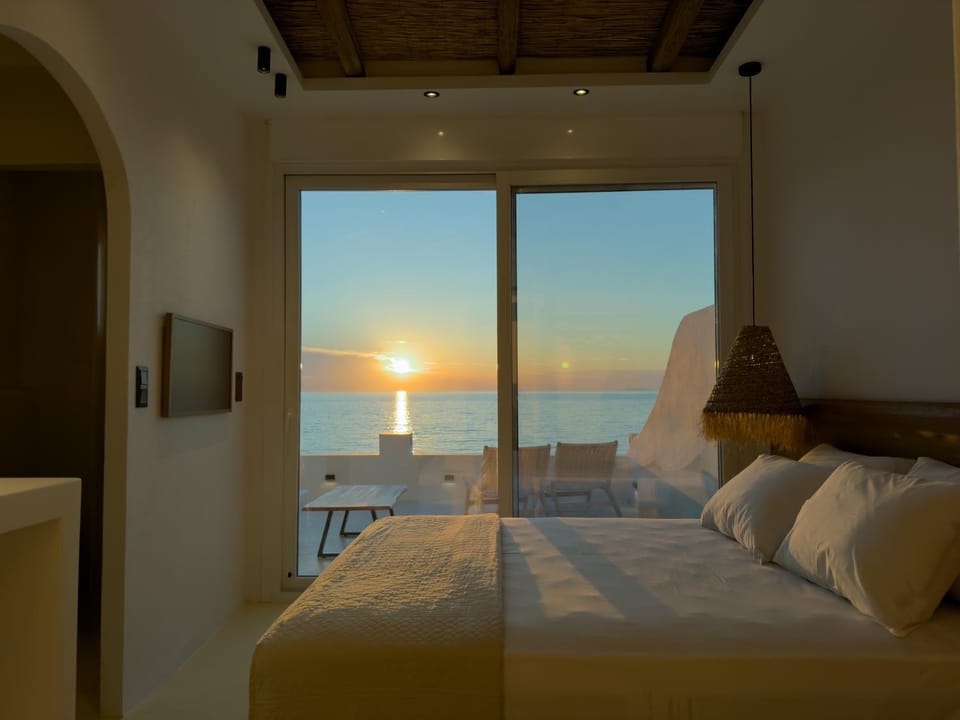 Bed, TV and multimedia, View (from property/room), Balcony/Terrace, Bedroom, Sea view, Sunset
