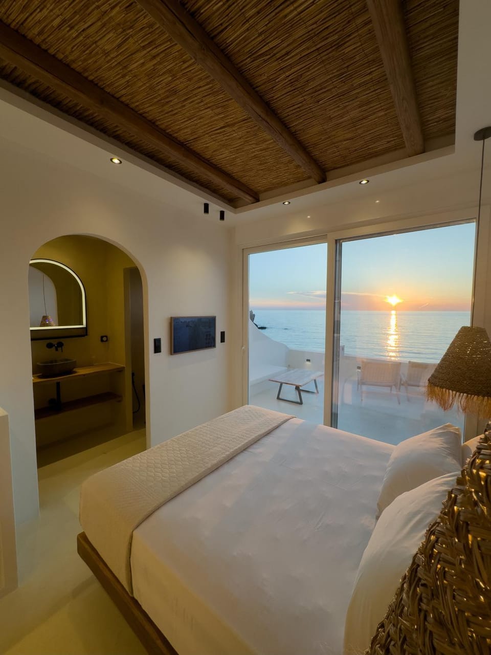 TV and multimedia, View (from property/room), Bedroom, Sea view, Sunset