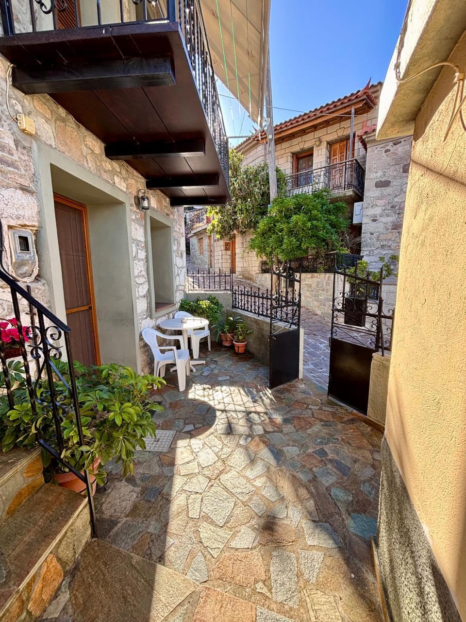 Patio, Day, Inner courtyard view