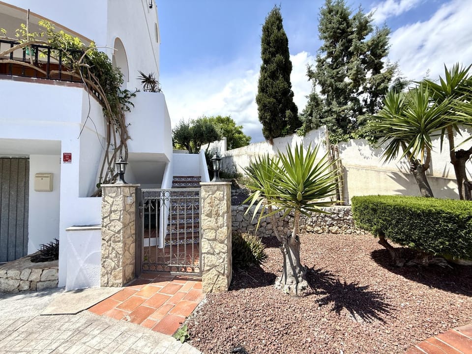 Property building, Facade/entrance, Off site