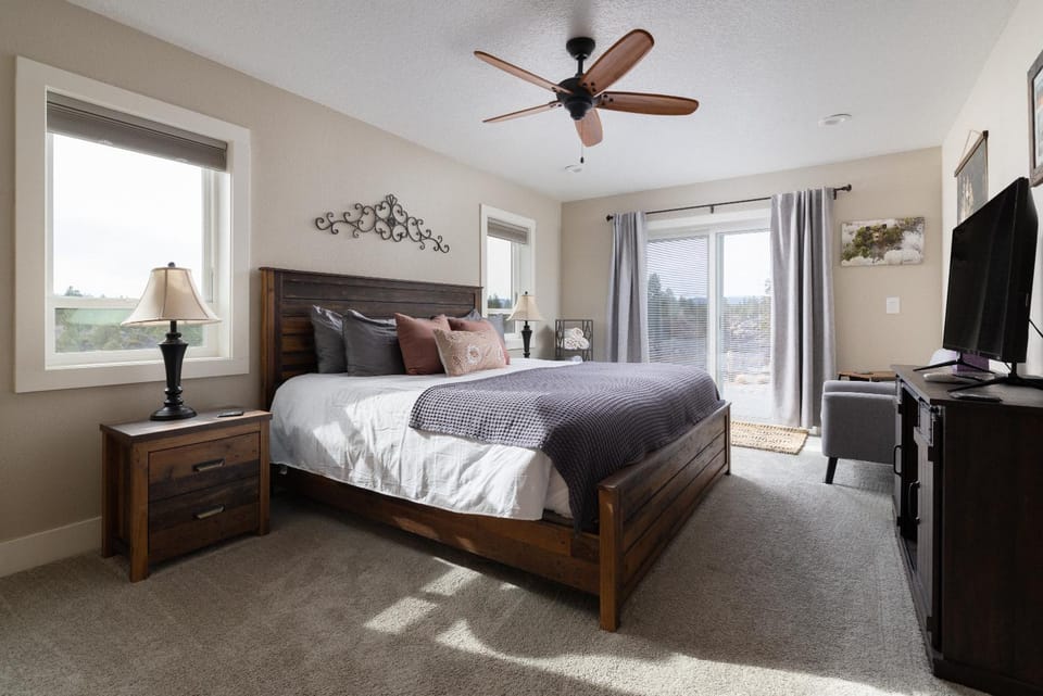 Mountain View Retreat - 3Bed - 25 Bath on 17acres House in Deschutes River Woods